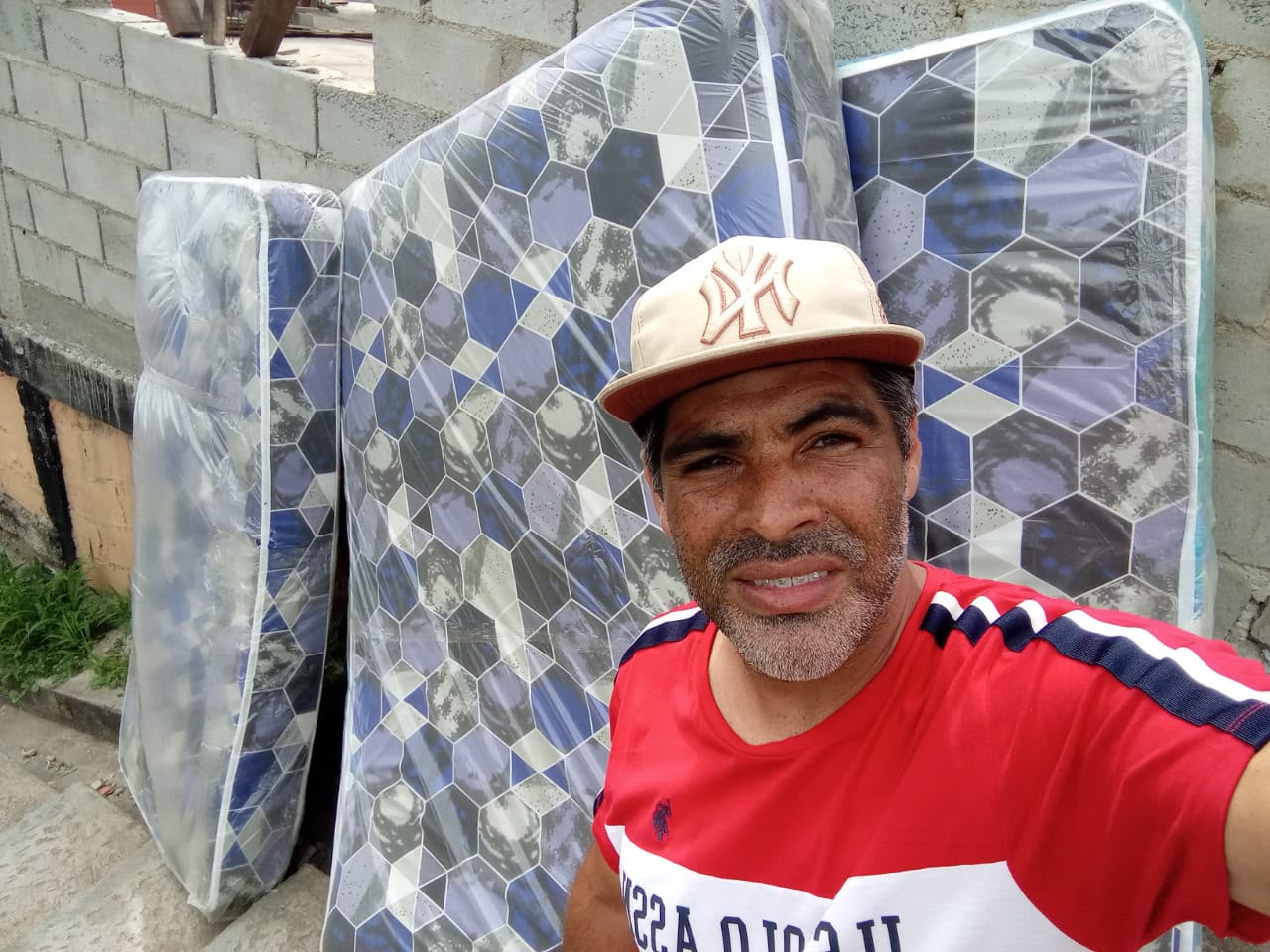 Entrega de los colchones a las familias