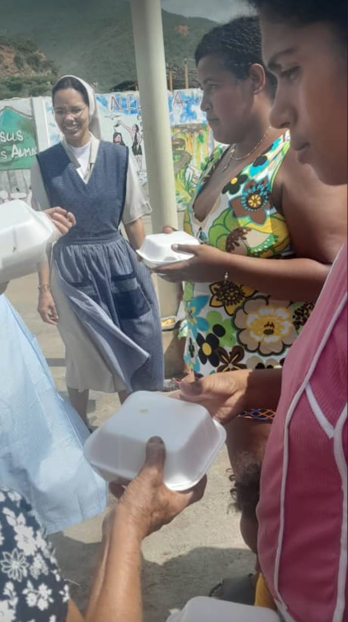 Religiosas atendiendo a los niños del barrio