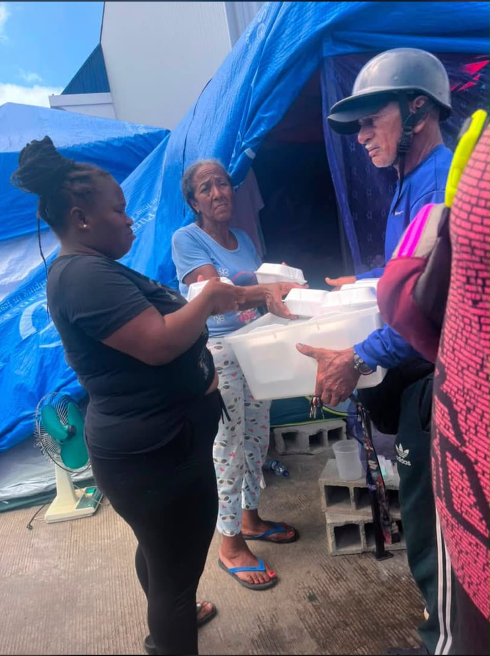 Reparto de comida en el barrio El Aeropuerto