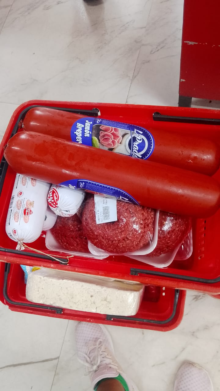 Cesta con jamón, carne y queso comprados