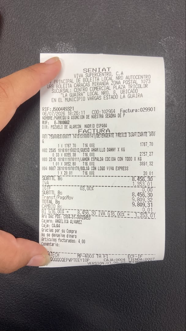 Factura de Viva Supercentro con los alimentos comprados para la familia de Mari