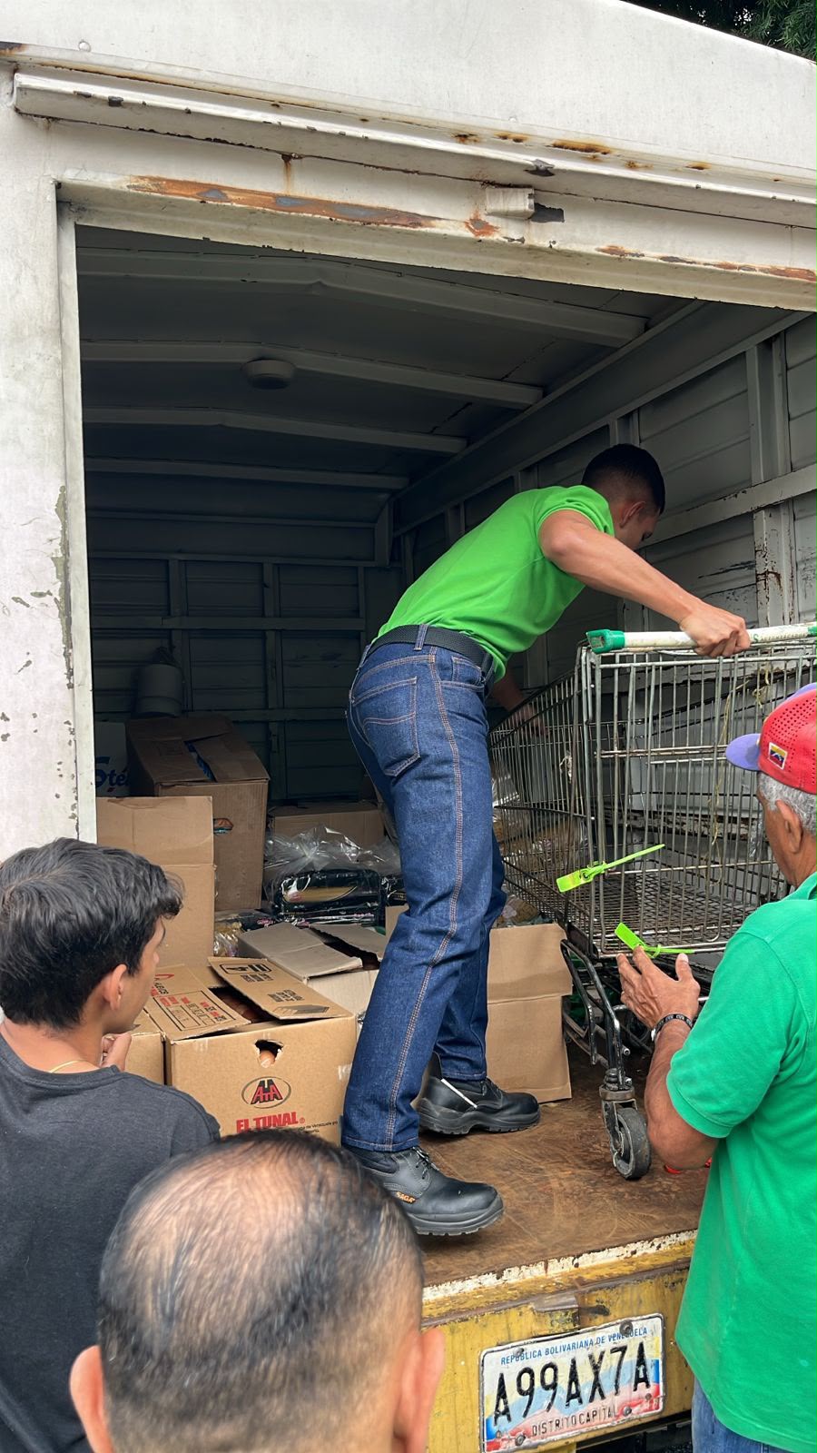 Descarga de cajas de alimentos desde el camión