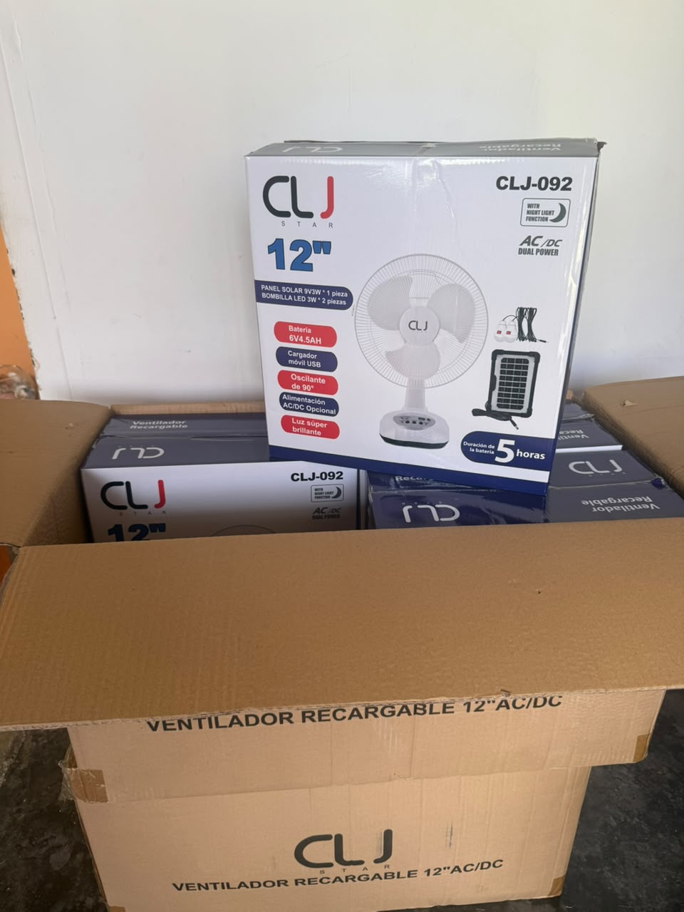 Cajas de los ventiladores solares comprados