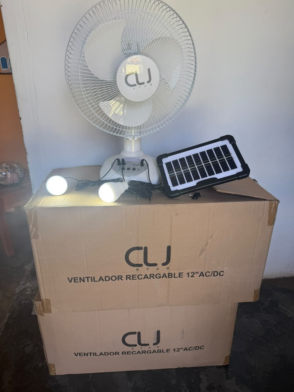 Ventilador con su panel solar y bombillas LED